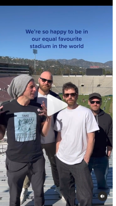 Coldplayのクリス・マーティンが、モートン(Take On Me)のTシャツでライブ告知